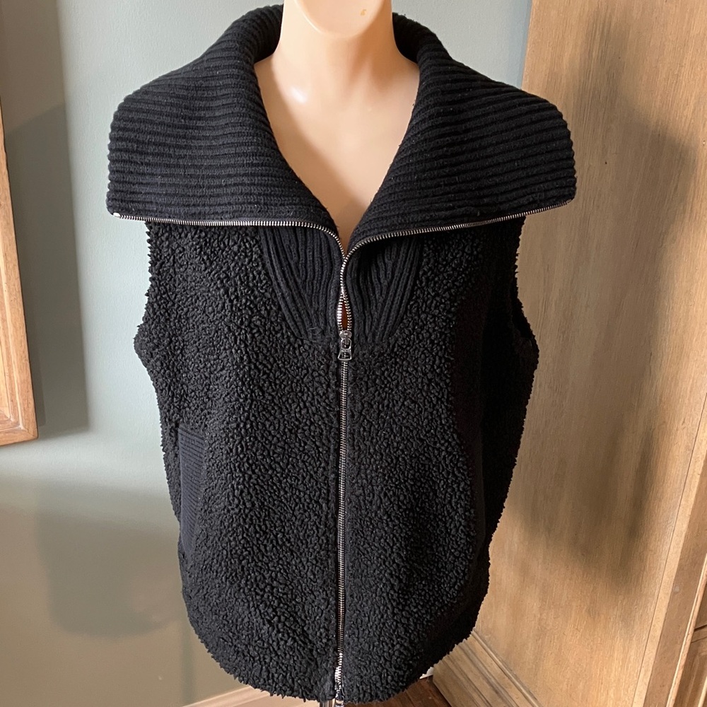 Varley Aspen Gilet Cozy Sherpa Pullover in Black Size medium